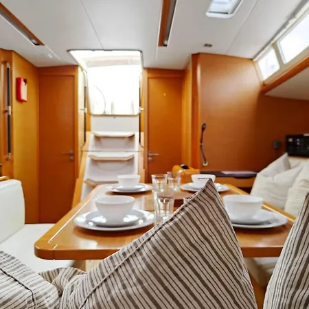 Unique Yacht Near Historic Valletta Casa de Férias Tal-Pietà