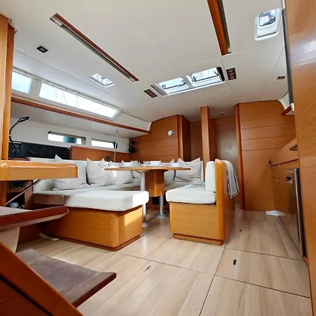 Unique Yacht Near Historic Valletta Tal-Pietà