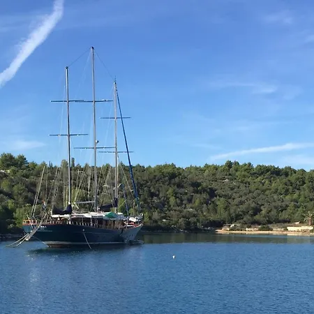 Unique Yacht Near Historic Valletta Pietà